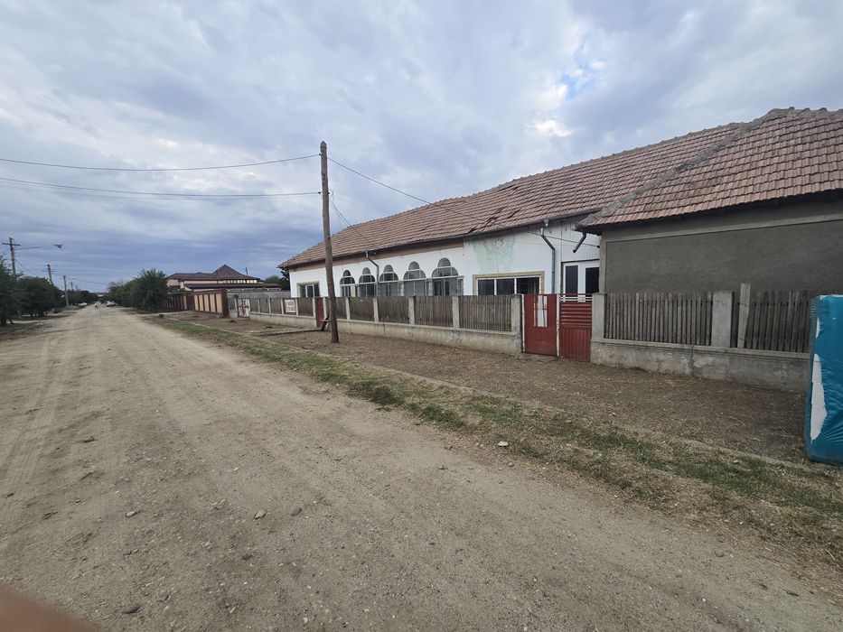 Casa de vanzare . tel 0741345097 .tern 1150 m2 din care  are 115 m2 utili