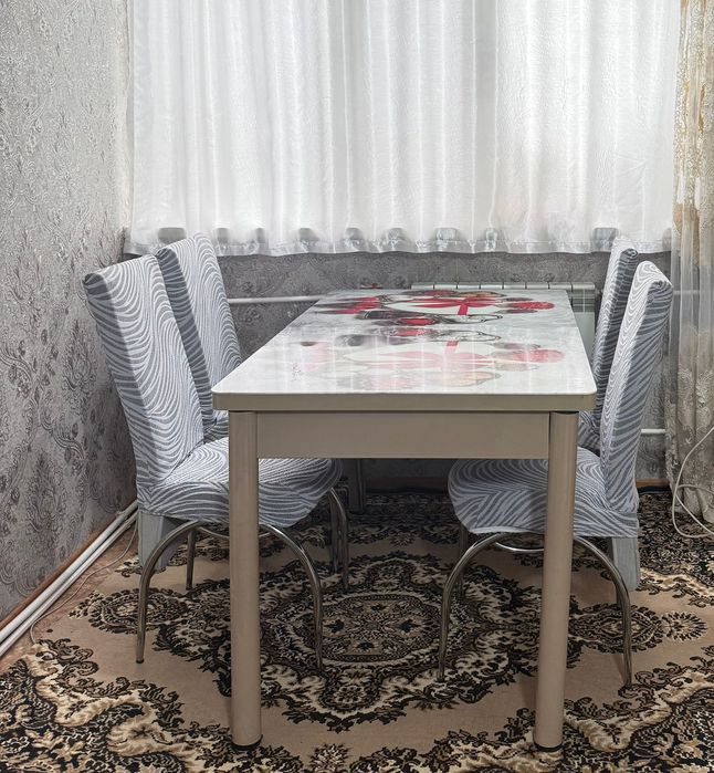 Стол со стульями