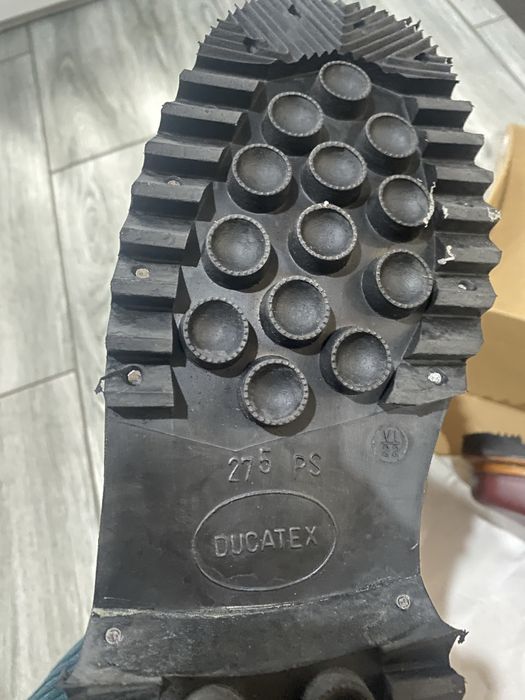 Bocanci VM NOI cu eticheta.