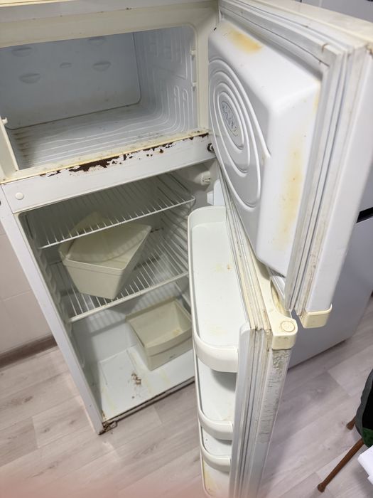 Холодильник двухкамерный, рабочий