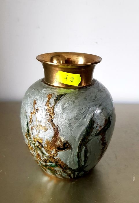 Obiecte vechi din alamă glazurata