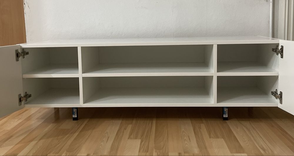 Comodă TV modernă 140cm – PAL Kronospan, picioare metalice, soft-close