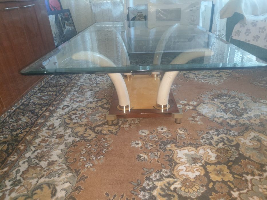 Стъклена холна маса