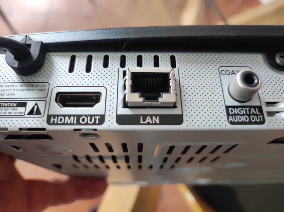 Компактен и надежден Blu-ray плейър Samsung BD-J5500