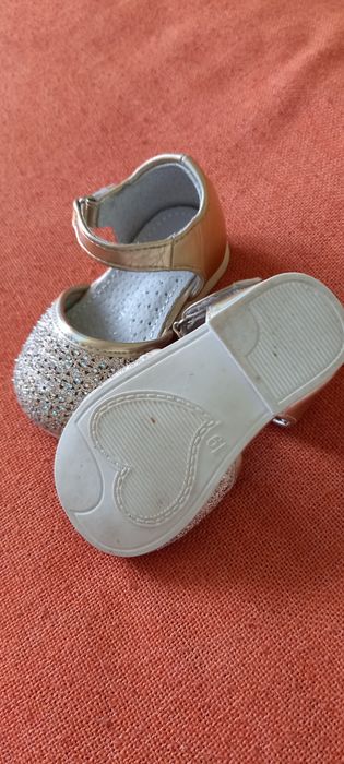 Продам детские туфельки