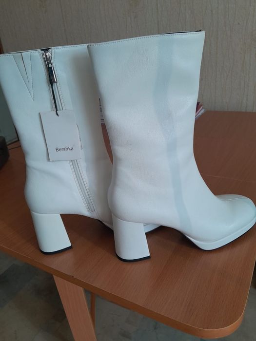 Ботинки белые кожанные Bershka