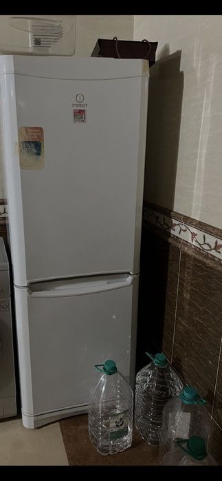 Продается холодильник indesit