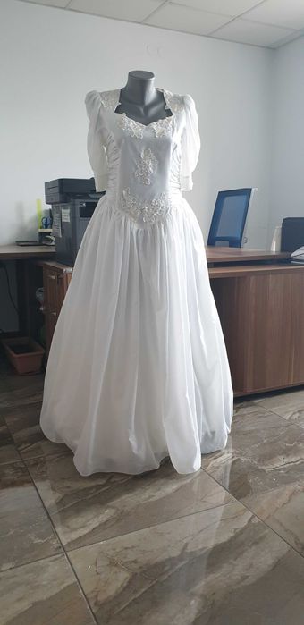 СВАТБЕНА РОКЛЯ, Бяла с модерен буфан ръкав и финна бродерия.