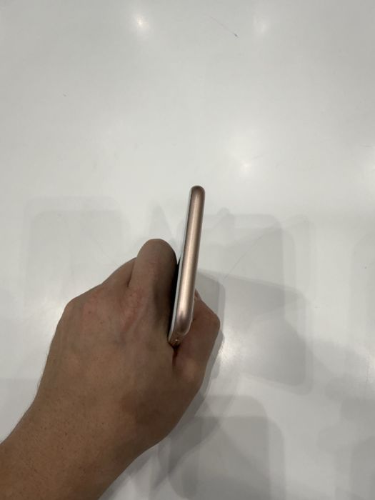 Сотовый телефон iphone 8