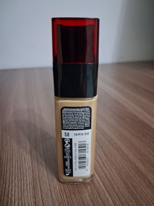 Тональный крем Loreal Paris лёгкое покрытие