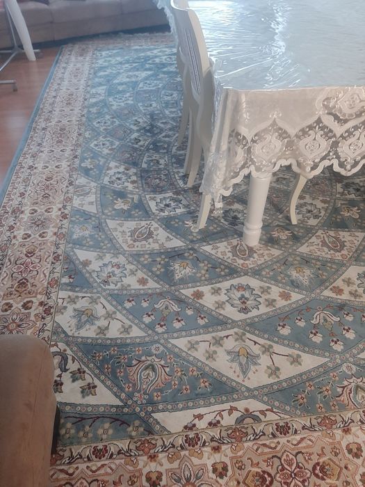 Продам ковёр. Очень красивый. Шелковый.