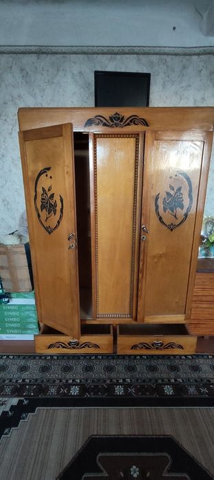 Продам шифонер антиквариат ручной работы.