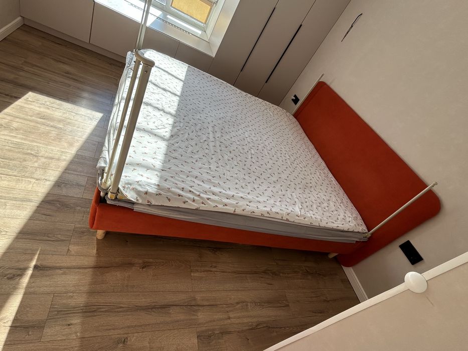 Продается кровать 180*200 с матрацом