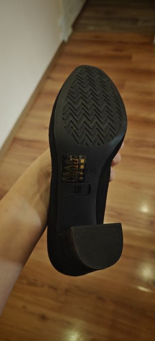 Продам замшевые туфли M WONE