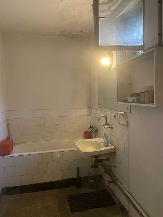 INDEPENDENTEI, zona VIVO,ap. 3 camere sd, parter,bun sediu,68.000 eur