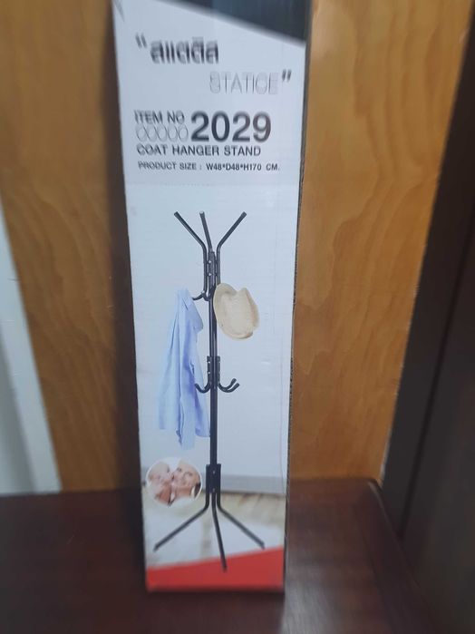 Права закачалка за дрехи/ Стояща закачалка за дрехи.