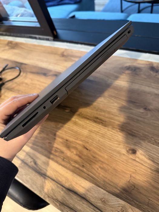 Vand laptop Lenovo I3 generatie 7 cu diagonala 17 in stare f buna