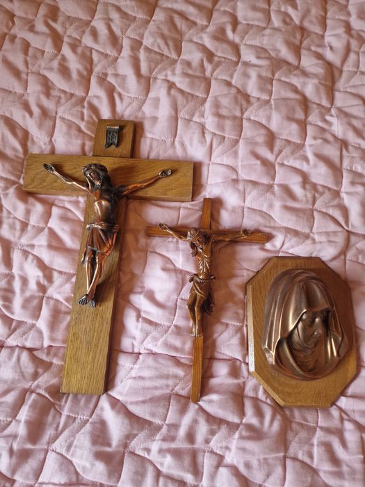 Голям кръст и фигура на Дева Мария