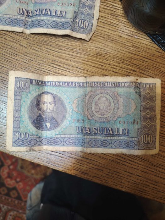 Vand bacnote una 100 lei