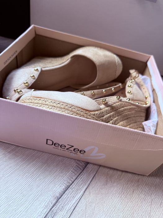 Летни сандали Deezee на платформа