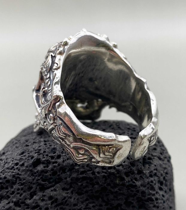 Сребърен пръстен с орнаменти