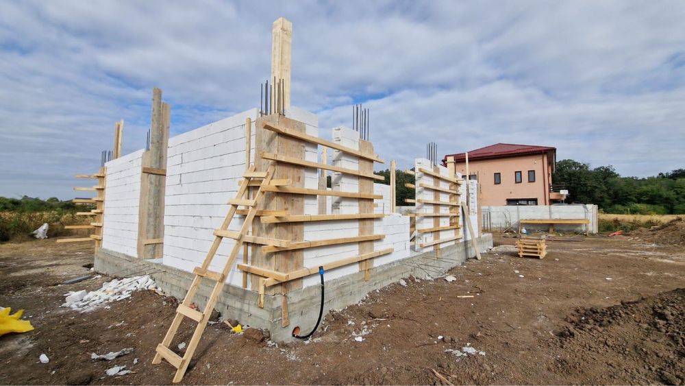 Executăm case la rosu