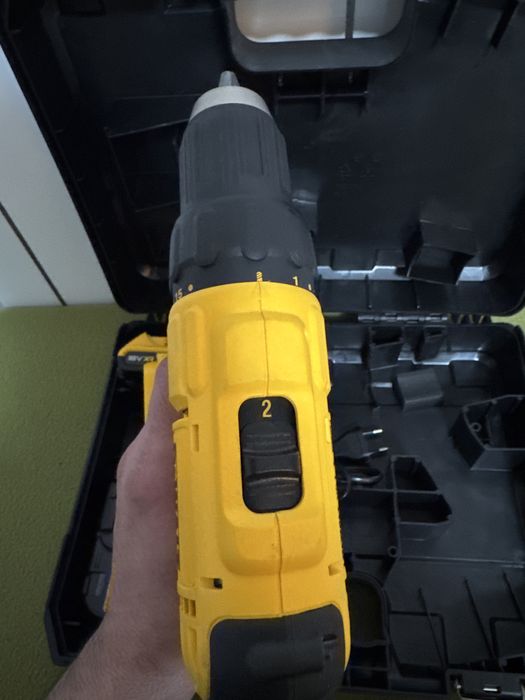 Masina de gaurit si insurubat DeWalt cu 2 baterii si incarcator+valiza