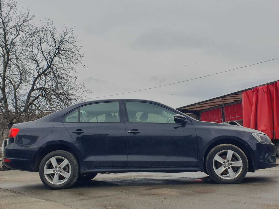Dezmembrez Volkswagen Jetta 1.6 tdi 2013
