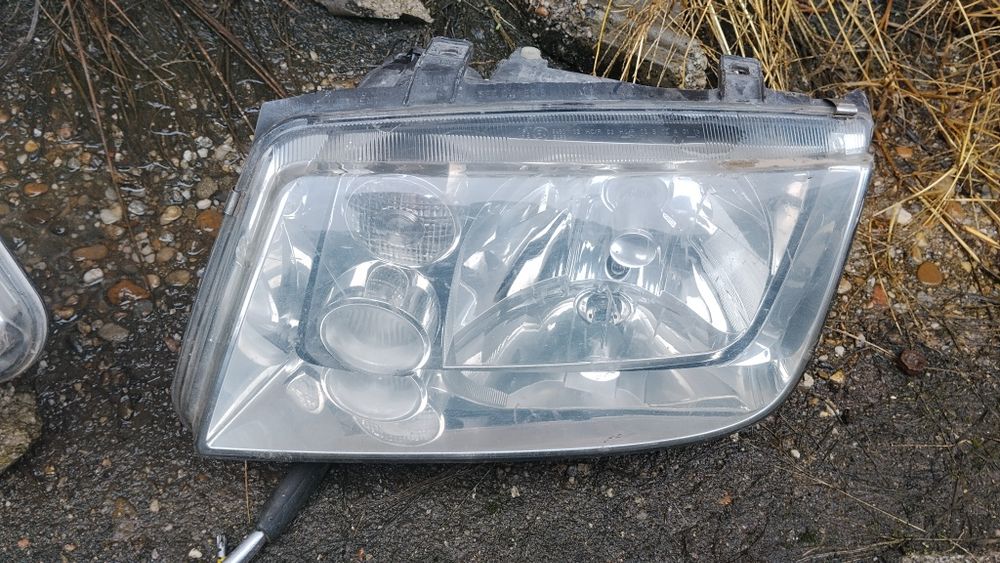 Far Volkswagen Bora. Stanga dreapta