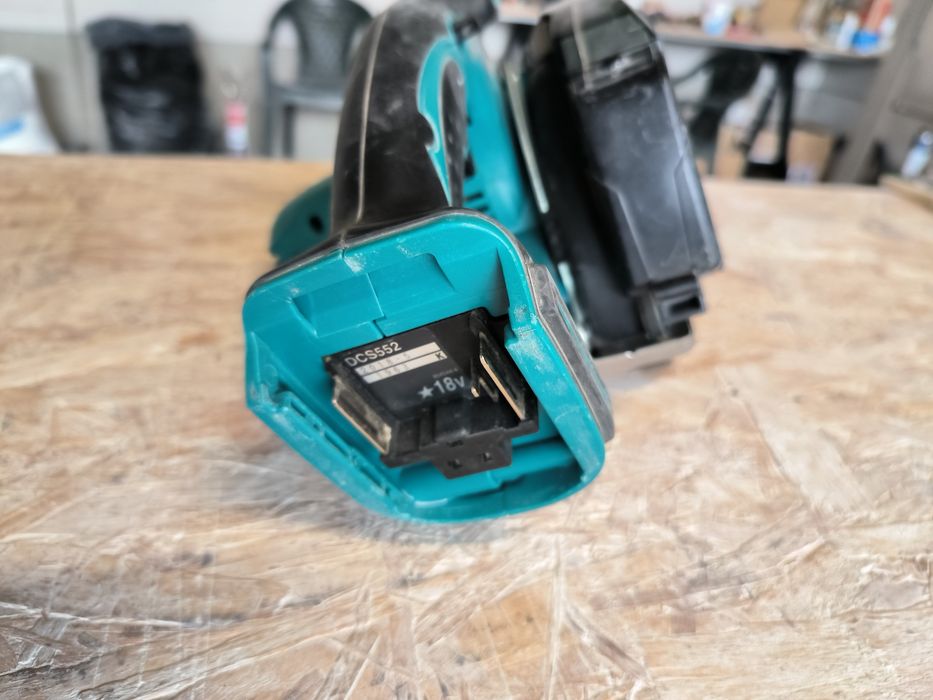 Makita блутут тонколона DMR200 и батерии