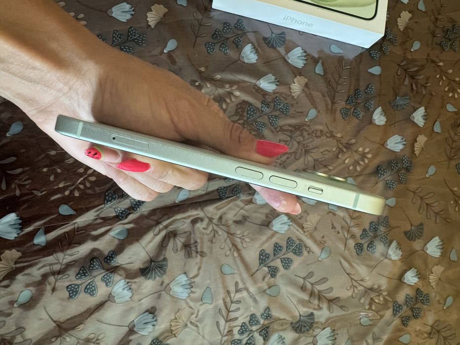 iPhone 15 Green / Айфон 15 зелен