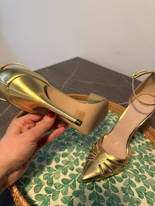 Pantofi eleganti aurii de super ocazie