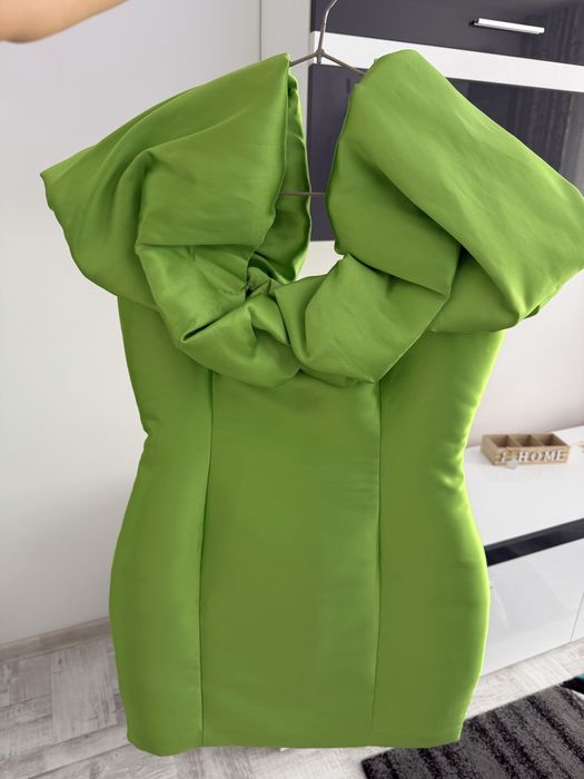 Vând rochiță verde marca Poema, mărimea 38, purtată o singură dată, în stare foarte bună