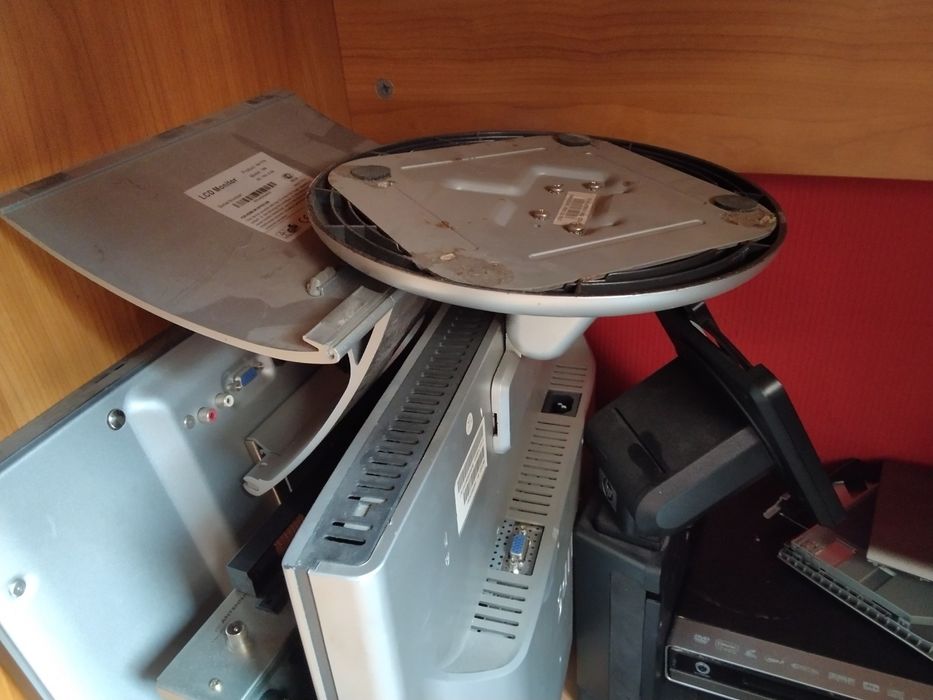 продавам стари монитори за части и лаптоп и телевизор Самсунг за части