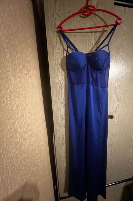 дълга шикозна сатенена рокля