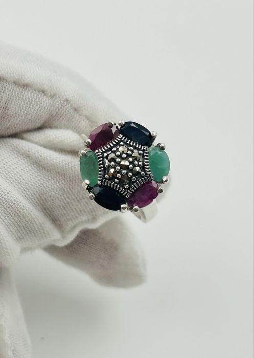 сребърен пръстен, инкрустиран рубини, изумруди и гранати
