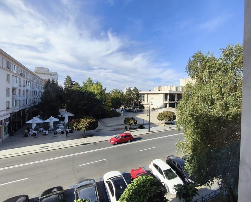 Ultracentral: Apartament cu 2 camere, vis-a-vis de Teatrul National
