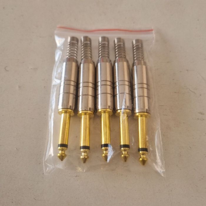 Mikrafon va distansonilar bor.