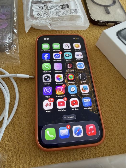 Iphone 15 pro с подарък кейсове нови