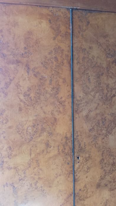 Стар дървен гардероб