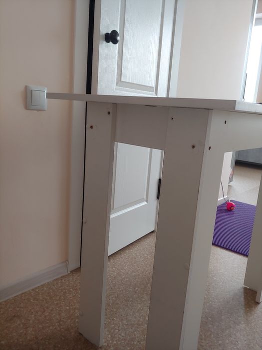 Продам стол белый