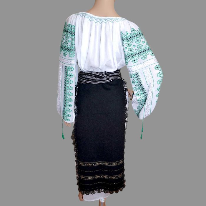 Costum popular cu ie lucrata manual si catrinte fir metalic S-M