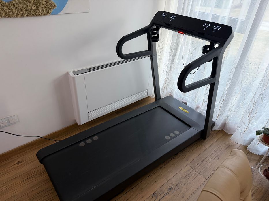 Продавам пътека за бягане Technogym MyRun в гаранция, пълен комплект