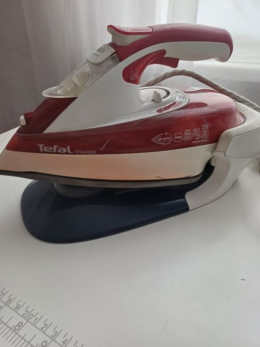 Швейная машинка, утюг