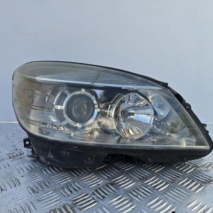 Far dreapta cu lupa fara xenon Mercedes C-Class W204