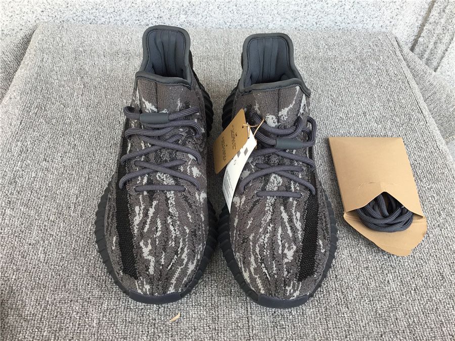 Yeezy 350 v2 Dark Salt premium