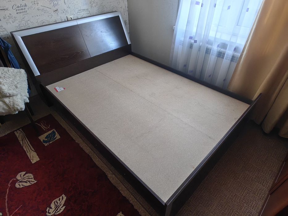 Продам кровать с матрасом