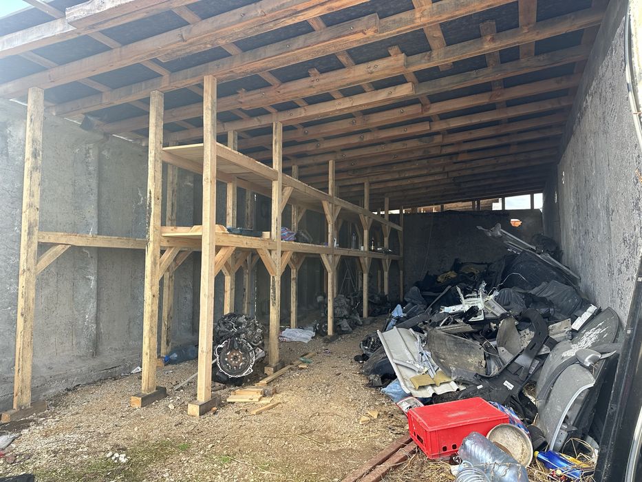 База с две халета по 75 квадрата с масивна ограда и усилени рафтове