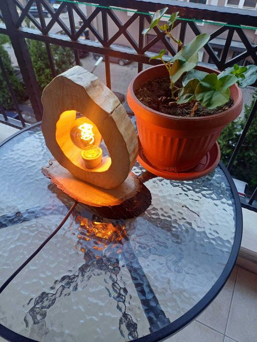 Ръчно направена лампа от дърво