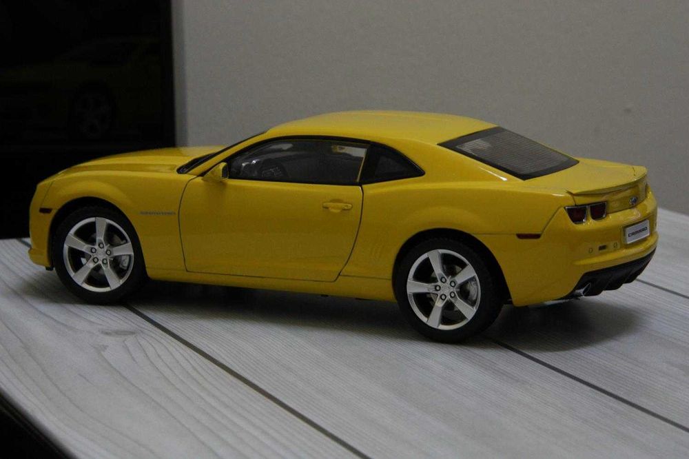 1:18 Chevrolet Camaro yellow.